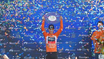 Richie Porte celebra su triunfo en la clasificaci&oacute;n general del Tour Down Under, que le permiti&oacute; colocarse como primer l&iacute;der del ranking UCI World Tour.
