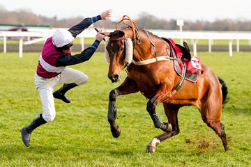 El jockey Shane Quinlan acabó de esta forma tan abrupta como inesperada su participación en el Join Racing TV Now Handicap en el hipódromo de Kempton Park, en Sunbury (Inglaterra). Antes del final de la prueba, su caballo, Joyful Kit, decidió no correr más y acabó lanzando a su jinete por los aires, con el correspondiente susto para ambos.