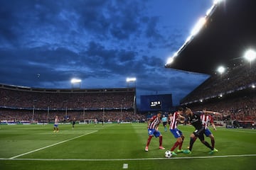 Benzema skips by Atlético Madrid defenders during the Champions League semi final at the Vicente Calderón on May 10