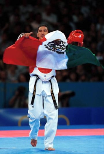 La primera medalla de la historia llegó gracias a Víctor Estrada en 2000.