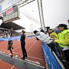 Kipchumba, con unas Adidas, gana a los atletas con Vaporfly