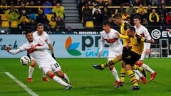 El gol de Alcácer que mantiene al Dortmund en la lucha por la liga