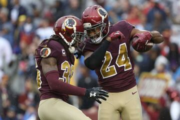 El FedEX Field donde juegan como locales los Redskins está ubicado en la ciudad de Landover, Maryland y se encuentra aproximadamente a 16 km de la ciudad de Washington. 