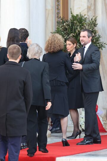 La infanta Elena saludando a Nicolás de Grecia a su llegada al funeral por el rey Constantino de Grecia en la Catedral Metropolitana de Atenas.