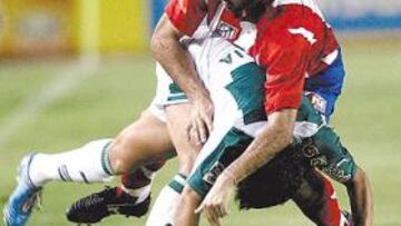 <b>SÓLO LUCHA. </b> Novo y los jugadores del Atlético ofrecieron lucha y poco más ante un Elche que fue muy superior a los rojiblancos.