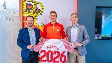 Antonio Raíllo flanqueado por Pablo Ortells y Alfonso Díaz