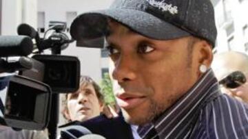 <b>BICICLETAS MILANISTAS. </b>Robinho aterrizó ayer en Malpensa y firmó al borde del tiempo permitido por el Milán para cuatro temporadas.