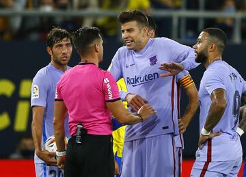 Gerard Piqué protesta al árbitro del Cerro Grande.