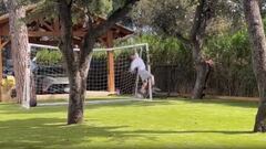 Será viral: ¡hijo de Claudio Bravo imitó su atajada más legendaria en la Roja!