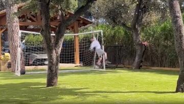 Será viral: ¡hijo de Claudio Bravo imitó su atajada más legendaria en la Roja!