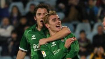 <b>GOLAZO. </b>El francés besó la ikurriña de su camiseta para celebrar el 2-0.