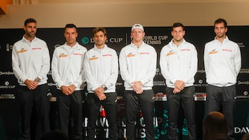 GRAFCVA5512 VALENCIA, 11/09/2023.-Los jugadores de la Selección Española de Tenis, de Izq a Dcha, Marcell Granollers, Roberto Bautista, el capitán David Ferrer, Alejandro Davidovich, Bernabé Zapata y Albert Ramos, tras la rueda de prensa en el Pabellón Municipal de la Font de Sant Lluís, donde se disputará el Grupo C de las Finales de la Copa Davis 2023 del 12 al 17 de este mes. EFE/ Kai Försterling
