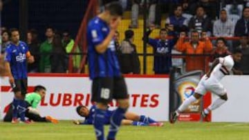 Michel Bastos celebra el primero de los tres de Sao Paulo sobre Huachipato.