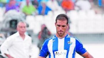 <b>PIEZA CLAVE. </b>Jesús Gámez se dispone a pasar el balón en un partido de la pasada temporada.