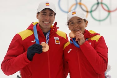 Oriol Cardona y Ana Alonso celebran juntos en el podio haber conseguido la medalla de bronce.