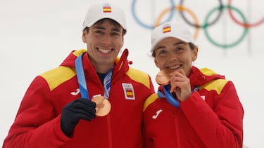 Oriol Cardona y Ana Alonso lucen sus medallas de bronce que conquistaron en el relevo mixto de esquí de montaña.
