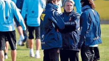 <b>CREYENTES. </b>Mauricio Pochettino y Feliciano Di Blasi durante un entrenamiento (arriba). Abajo, el técnico recién llegado a Montserrat.