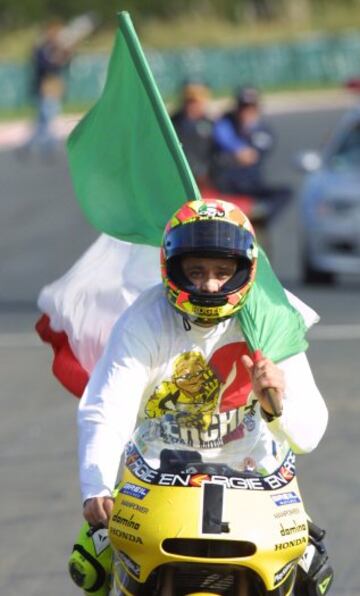 En el año 2001, Valentino Rossi consiguió su primer título en la categoría reina, cuando todavía era 500cc.
 
