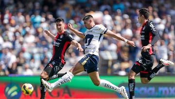MEX902. CIUDAD DE MÉXICO (MÉXICO), 26/01/2025.- Guillermo Martínez (d) de Pumas disputa el balón con Adrián Mora de Atlas este domingo, durante un juego del torneo Clausura 2025 de la Liga MX, en el estadio Olímpico Universitario de Ciudad de México (México). EFE/ Isaac Esquivel