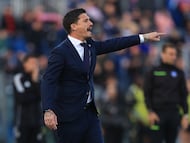 Fabio Pisacane, técnico del Cagliari defiende a Yerry Mina.