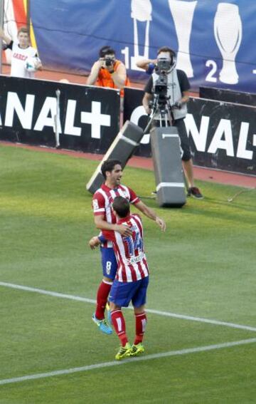 Liga Bbva. Atlético de Madrid - Rayo Vallecano. 1-0. Raúl García celebra el primer tanto con Gabi.