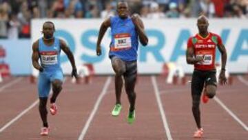 Usain Bolt entre Lerone Clarke y Kim Collins.