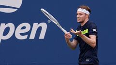 El tenista kazajo Alexander Bublik se lamenta durante su partido ante Dominic Thiem en el US Open 2023.