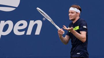 El tenista kazajo Alexander Bublik se lamenta durante su partido ante Dominic Thiem en el US Open 2023.