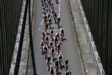 El pelotón recorriendo los 216 km de la etapa de hoy. 