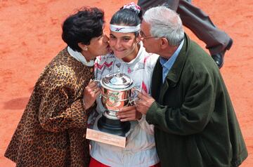 Arantxa Sánchez Vicario con sus padres. 