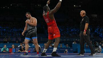 Cuba's Mijain Lopez Nunez (C) celebrates his win over Azerbaijan's Sabah Saleh Shariati (L) in their men's greco-roman 130kg wrestling semi-final