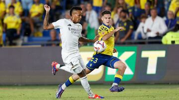 Mika Mármol disputa un balón con Rodrygo.