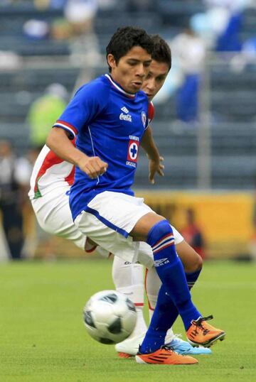 Debutó con Cruz Azul el 24 de julio de 2010.