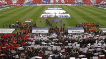 El Calderón registró un llenazo ante el Real Madrid y antes del partido hubo un espectacular mosaico con 55.000 cartulinas rojas y blancas.