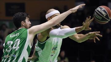 GRAF4631. SEVILLA, 04/03/2018.- El ala pívot norteamericano del Real Betis Energía Ryan Kelly y el pívot jamaicano del Divina Seguros Joventut Jerome Jordan durante el partido de la vigésimo primera jornada de Liga que disuptan