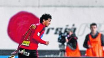 <B>LA PUNTILLA LOCAL. </b>Leo Franco se tira para intentar parar a Gonzalo Castro en el último minuto, pero no llegó y el futbolista bermellón sentenciaría el encuentro.