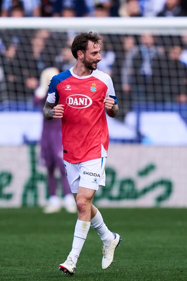 Siempre cumple en tareas defensivas. Ante un rival directo, secó al ataque que lideraba Kike García y Toni Martínez. Además, se estrenó como goleador perico en Primera. Un partido muy redondo.