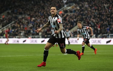 El canterano del Real Madrid antes de llegar a St. James Park pasó por Eintracht Fráncfort, Hoffenheim, Hannover 96, Deportivo de La Coruña y Stoke City. En la temporada 2017/18 fichó por el Newcastle a cambio de 5,50 millones de euros. Tras dos años en el club inglés volvió a LaLiga para defender la camiseta del Deportivo Alavés.
