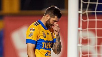 El experimentado estratega opinó sobre el arbitraje de esta noche, además de que el jugar contra 10 hombres más de 80 minutos les 'facilitó' las cosas.