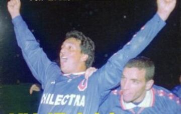 En el Apertura 1997, Castañeda repitió el festejo de Espina con el banderín, tras anotar el 1-0 (fue 1-1) ante Colo Colo en el Nacional.  