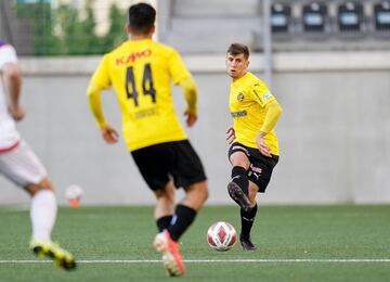 Guillermo Padula (de frente) busca con un pase a Francisco Rodríguez (número 44), el chileno-suizo que quiso Jorge Sampaoli para la Roja.