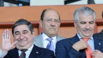 <b>COMO EL ROSARIO DE LA AURORA. </b>Así ha acabado la relación entre Pernía y el primer presidente con el que negoció, Augusto César Lendoiro.