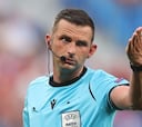Así es Michael Oliver, el árbitro inglés del Suiza - España que expulsó a Buffon en el Bernabéu
