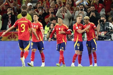 Los jugadores de España celebrando el quinto gol de España.
