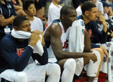 La reacción de los jugadores de la selección de Estados Unidos tras la lesión de Paul George.