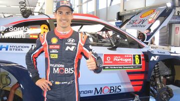 Dani Sordo posa tras su victoria en el shakedown del Rally de Portugal.