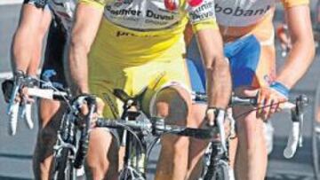 <b>LA IMAGEN DE LA DISCORDIA. </b>Leonardo Piepoli tirando del grupo, con Menchov y Sastre a su rueda.