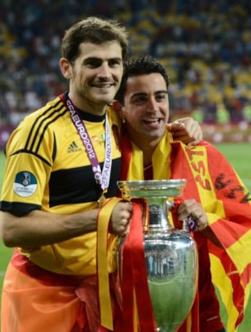 Casillas y Xavi posan con el trofeo de la Eurocopa 2012.