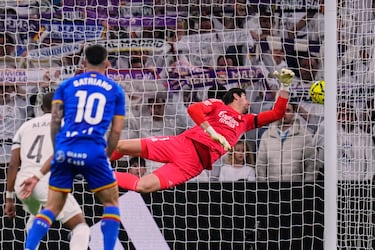 0-1. Centro de Juan Iglesias que despeja Antonio Rüdiger y toca Mauro Arambarri. Martín Satriano, atento, engancha una volea con la derecha al borde del área blanca y manda el balón a la escuadra de Thibaut Courtois.