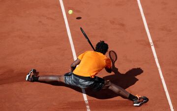 El francés Gael Monfils devuelve la bola durante el partido ante Stanislas Wawrinka.